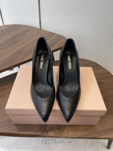 最旬アイテム 憧れの 魅力を放つMIUMIUブーツブランドコピー.. 1