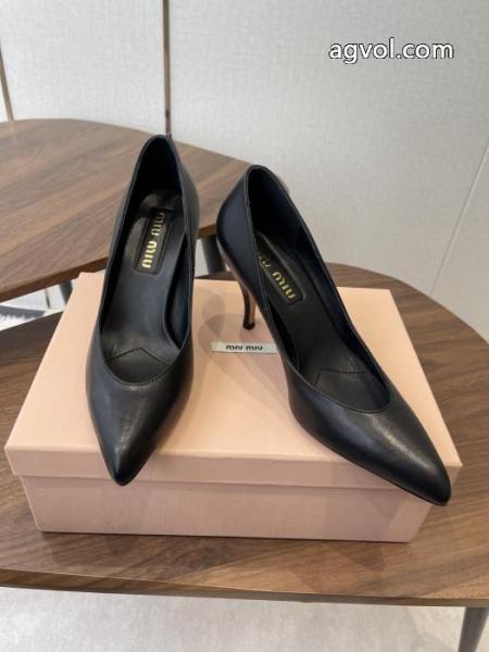 最旬アイテム 憧れの 魅力を放つMIUMIUブーツブランドコピー.. 3