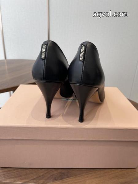最旬アイテム 憧れの 魅力を放つMIUMIUブーツブランドコピー.. 5