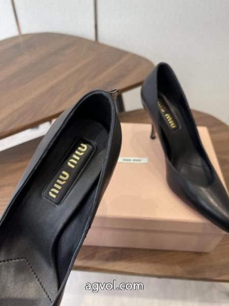 最旬アイテム 憧れの 魅力を放つMIUMIUブーツブランドコピー.. 4
