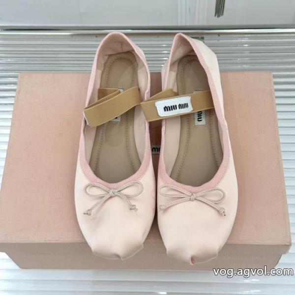 ブーツMIUMIU偽物 ブランドきれいめな印象で着こなし ずっと愛用したいアイテム 大人可愛いスタイル.. 0