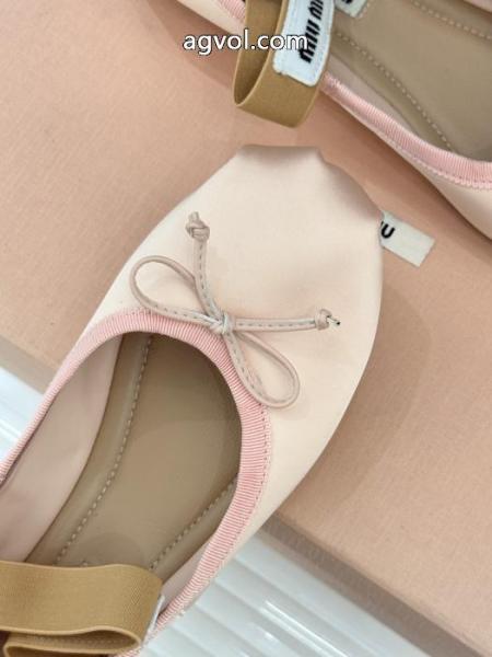 ブーツMIUMIU偽物 ブランドきれいめな印象で着こなし ずっと愛用したいアイテム 大人可愛いスタイル.. 5