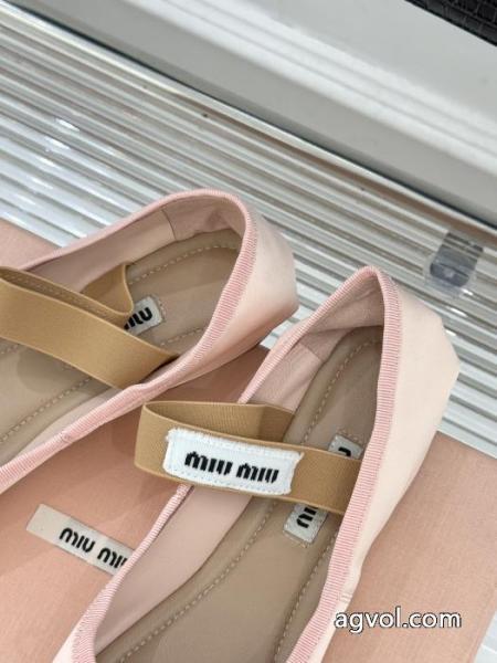 ブーツMIUMIU偽物 ブランドきれいめな印象で着こなし ずっと愛用したいアイテム 大人可愛いスタイル.. 6