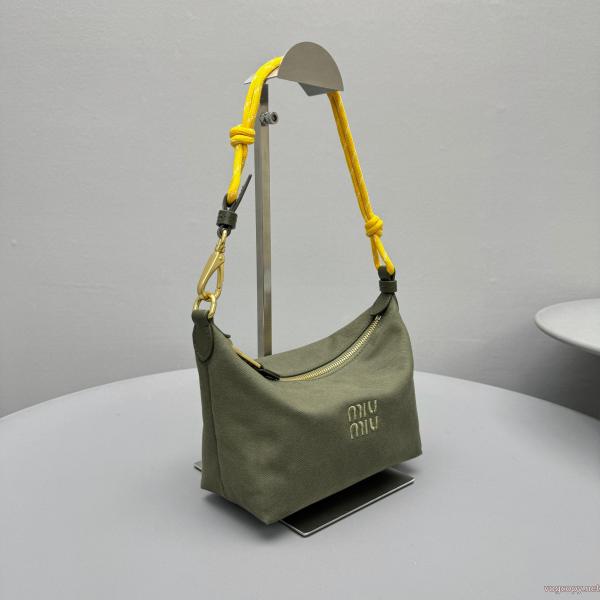 ブランド コピー ショップセレブも多数愛用 上品さ漂う オシャレスタイルは今季もバッグMIUMIU.. 0