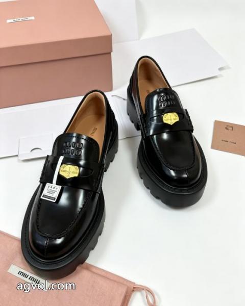 新しい品質保証 カジュアルなのに高感度が高く 季節感あふれる注目の新作ブランド コピー ショップブーツMIUMIU.. 3
