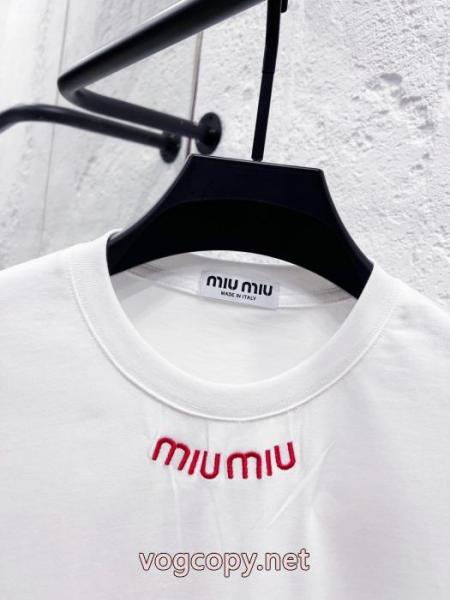 大人で素敵 2026トレンド セレブ愛用MIUMIU半袖Tシャツ偽 ブランド 販売 1