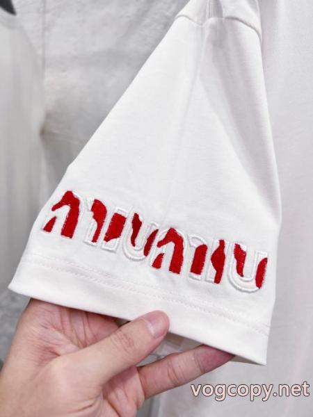 大人で素敵 2026トレンド セレブ愛用MIUMIU半袖Tシャツ偽 ブランド 販売 2