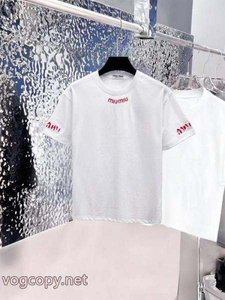 大人で素敵 2026トレンド セレブ愛用MIUMIU半袖Tシャツ偽 ブランド 販売 4