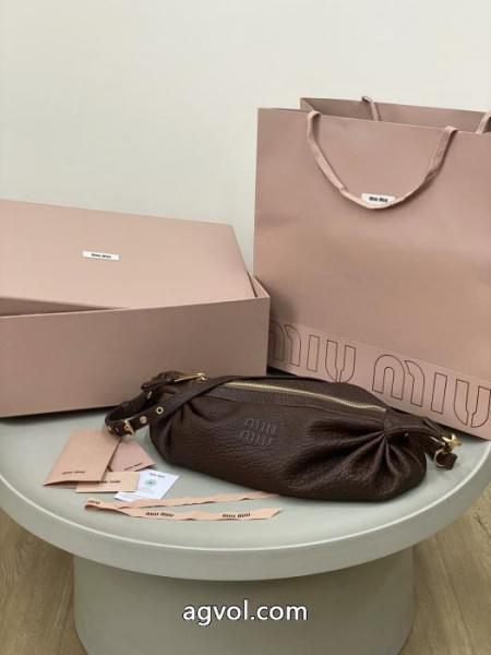 セールでお勧め 特に注目したい やっと見つけた国内即発MIUMIU偽 ブランド 通販バッグ. 1