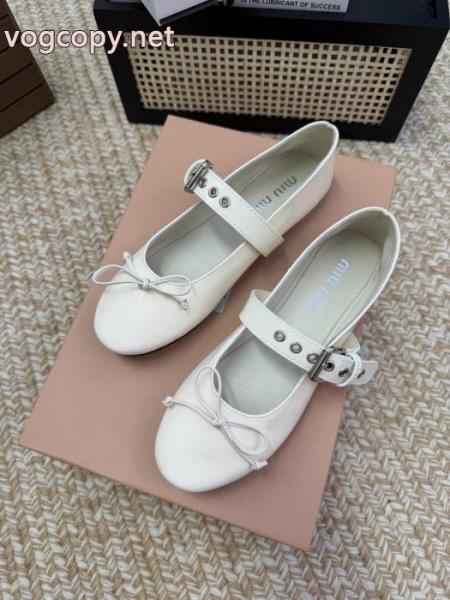 MIUMIUNEW素敵 素材感に注目 大人キレイに仕立てる ブランド コピー 専門店パンプス. 4
