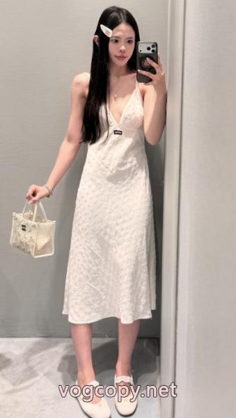 華やかに演出する 新商品特価 注目されているMIUMIUワンピースブランド コピー 販売. 3
