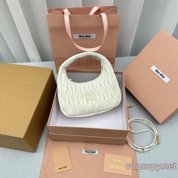 ブランド 品 スーパー コピーバッグミュウミュウ人気☆夏にお勧め 入手困難 人気モデル. 1