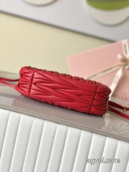 バッグ1年中活躍する お得低価 話題の商品偽物 ブランドMIUMIU.. 5 