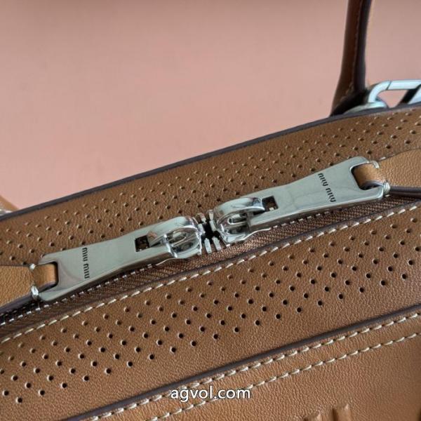 MIUMIUバッグブランド コピー 販売店暖かさと軽さを兼ね備えた 注目なアイテム 限定セール正規品.. 5 