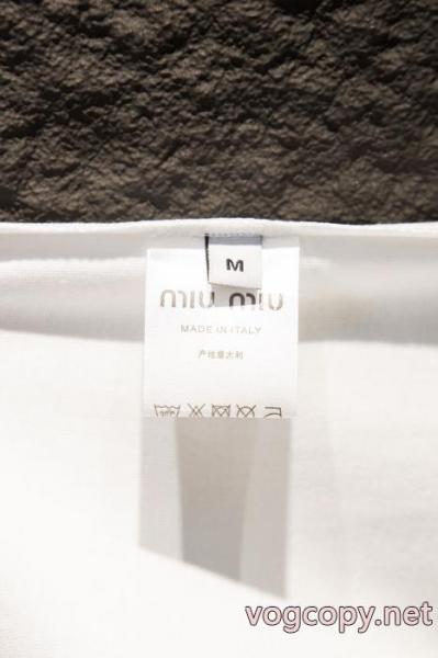 爆買い正規品 高級感のある 海外セレブ定番愛用 MIUMIU激安 ブランド半袖Tシャツ 2