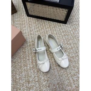 MIUMIUNEW素敵 素材感に注目 大人キレイに仕立てる ブランド コピー 専門店パンプス.