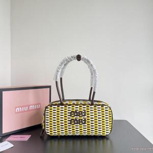 MIUMIUバッグブランド フェイク【新アイテム】  人気モデル雑誌掲載 ずっと人気♪..