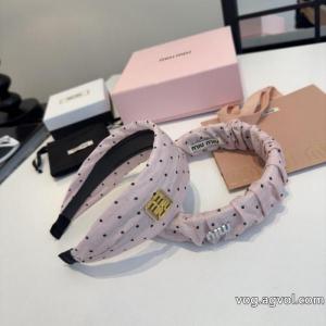 雑貨小物ブランドコピー品質保証定番人気 ファッションスタッズ 存在感絶大スタイルMIUMIU..