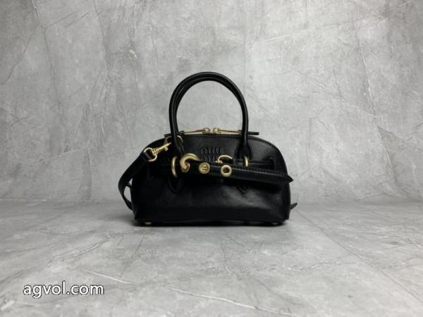 MIUMIUバッグコピー ブランド 通販希少!取り扱い店舗限定 有名人の愛用品 毎日大活躍. 1